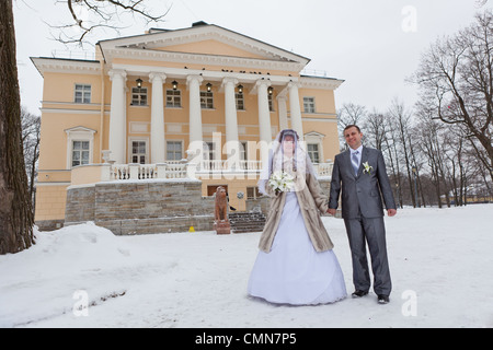 Young Caucasian couple mariage russe en saison d'hiver. Saison d'hiver en Russie. Palais de mariage dans la ville de Pouchkine Banque D'Images