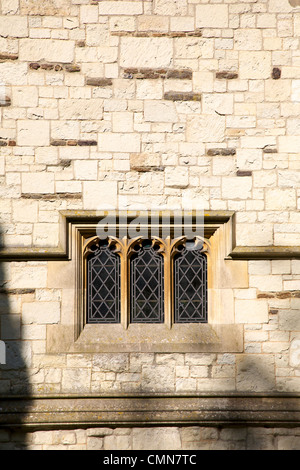 Trois fenêtres aluminium Head au 15ème siècle l'église St Barthélemy style perpendiculaire qui se trouve dans le village de Leigh Surrey Banque D'Images