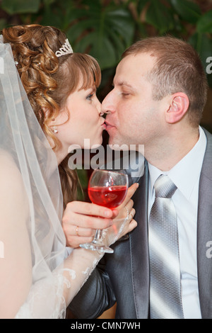 Portrait of young Caucasian couple boire ensemble la fraternité Banque D'Images