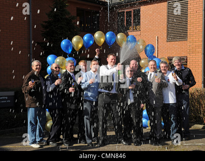 Le syndicat des chauffeurs de bus Corby célébrer leur £38 millions de gagner sur l'Euro Lottery Banque D'Images