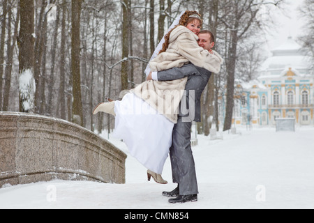 Mariage jeune couple russe du Caucase sur le parc enneigé. Saison d'hiver en Russie Banque D'Images