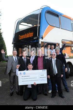 Le syndicat des chauffeurs de bus Corby célébrer leur £38 millions de gagner sur l'Euro Lottery Banque D'Images