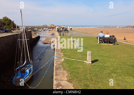 Canal et Summerleaze Beach avec port sur l'estuaire de la rivière Neet à Bude, Cornwall, Angleterre, Royaume-Uni, Grande Bretagne. Banque D'Images