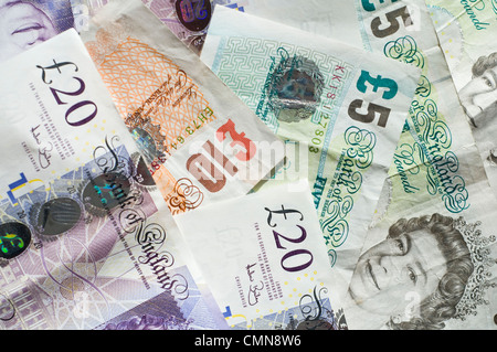 Gros plan d'une pile de billets de banque britannique Banque D'Images