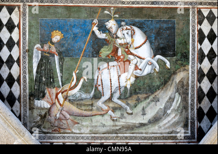 L'italie valle d'Aosta Fenis cour du Château Saint Giorgio et le dragon fresco San Giorgio qui libère la princesse Banque D'Images