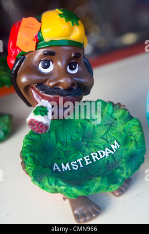 L'homme lutte contre les mauvaises herbes rasta fumeur cendrier, Amsterdam Banque D'Images