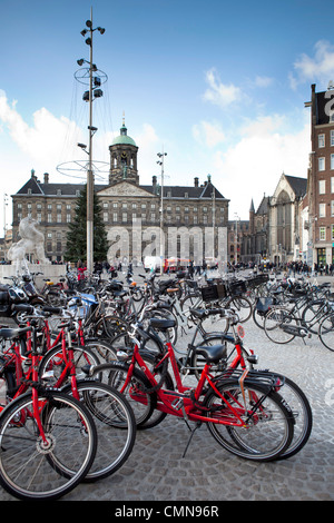 Bicyclettes rouge en centre-ville, Amsterdam Banque D'Images