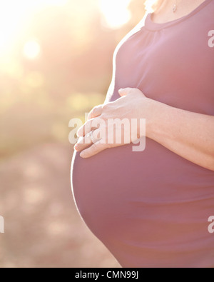 Caucasian woman enceinte estomac caressant Banque D'Images