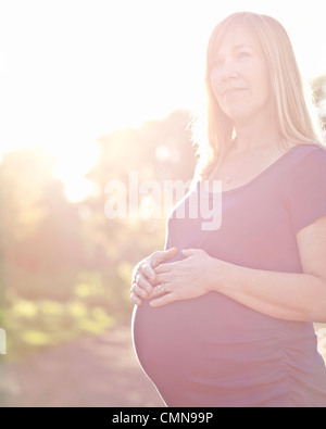 Caucasian woman enceinte estomac caressant Banque D'Images