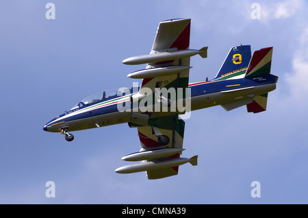 Aermacchi MB-339 exploité par le Frecce Tricolori en approche finale pour l'atterrissage à RAF Fairford Banque D'Images