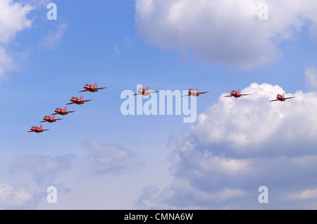 Des flèches rouges aerobatic team formation passage aérien à RAF Fairford, UK Banque D'Images