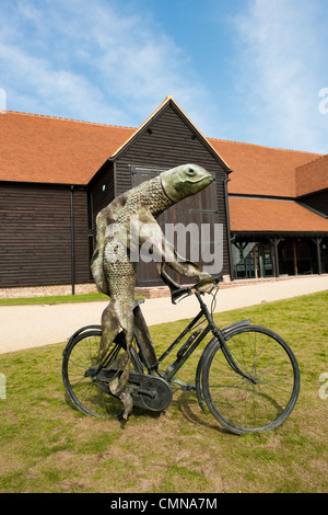 Steven Gregory's sculpture de bronze, le poisson sur un vélo, installé à la Royal Opera House site de Purfleet, Essex. Banque D'Images