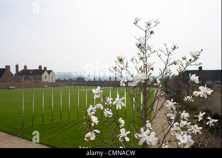 Tim Morgan's art installation d'idées dans les motifs de la ROH site de l'atelier à Purfleet, Essex. Le QE2 pont est visible derrière. Banque D'Images