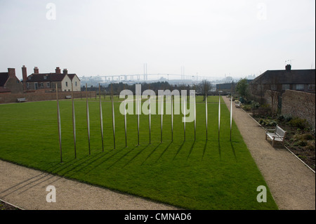 Tim Morgan's art installation d'idées dans les motifs de la ROH site de l'atelier à Purfleet, Essex. Le QE2 pont est visible derrière. Banque D'Images