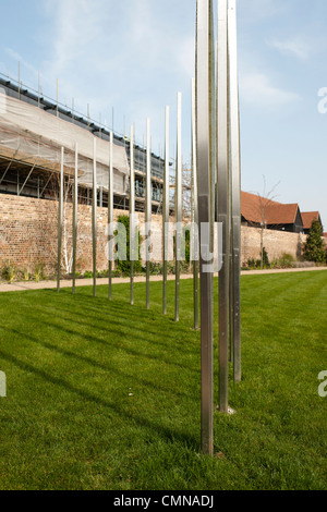 Tim Morgan's art installation 'Idées' en face du nouveau centre de compétences de théâtre qui est en construction à Purfleet,Essex Banque D'Images