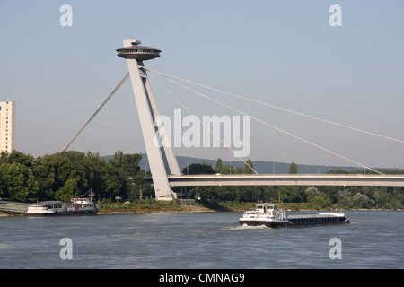 Restaurant le nouveau pont sur l'OVNI (Novy Most) sur le Danube à Bratislava, Slovaquie Banque D'Images