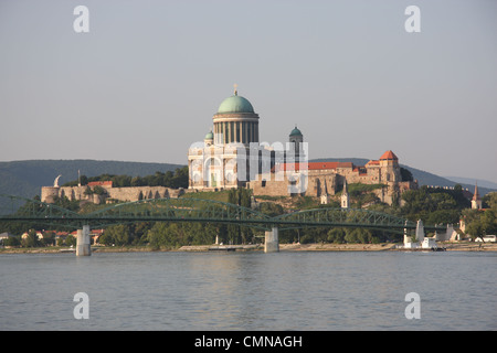 Château d'Esztergom et la cathédrale de la rivière du Danube avec le pont Mária Valéria en premier plan, la Hongrie Banque D'Images
