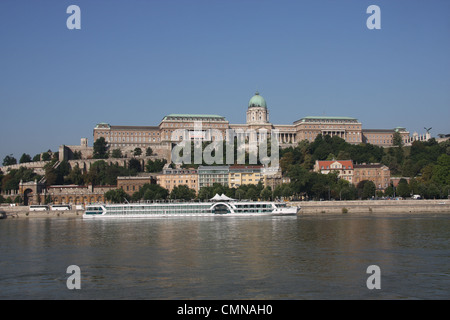 Le Château de Buda, également appelé Palais Royal et le Château Royal, Budapest, Hongrie avec l'Amadeus Princess sur le Danube Banque D'Images