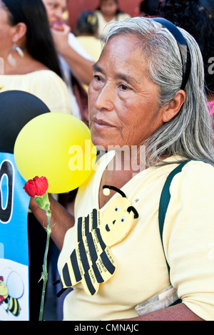 Beau milieu de peuples Mexicains Indiens femme avec oeillet attend de mars pour célébrer le 10e anniversaire Bancomunidad Banque D'Images