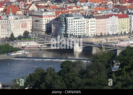 Au sud-est vue du haut de la tour de Petrín lookout à Prague en direction de Danube (pont Jiraskuv Most) Banque D'Images