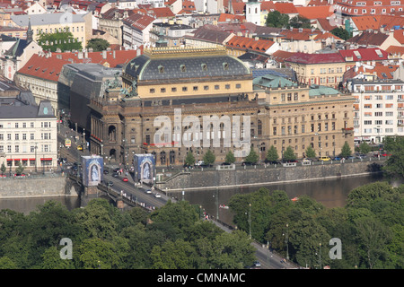 Vue de l'Est de Théâtre National du haut de la tour d'observation de Petrín à Prague Banque D'Images