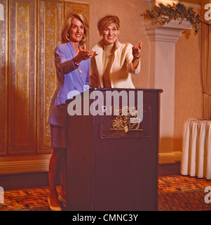 Deux femmes cadres d'affaires préparer podium discours à la conférence. Banque D'Images