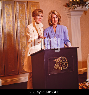 Deux femmes cadres d'affaires préparer podium discours à la conférence. Banque D'Images