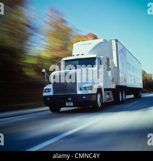 Gros camion en accélérant le long de la route. Banque D'Images