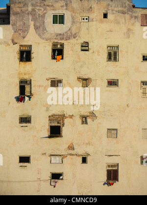 Motif créé par windows sur le côté de l'immeuble décrépit au coucher du soleil à La Havane, Cuba. Banque D'Images