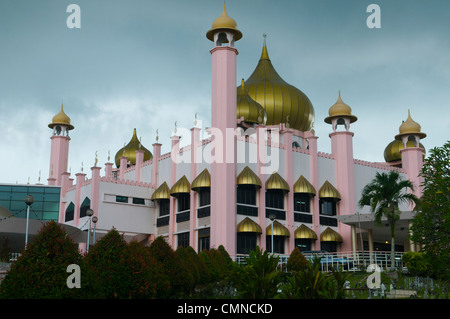 Mosquée de rose dans la ville de Kuching, Sarawak, Malaisie Bornéo Banque D'Images