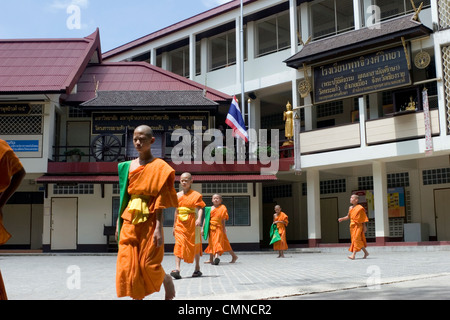 Un groupe de jeunes moines bouddhistes sont à pied sur le terrain d'un complexe des temples à Chiang Rai, Thaïlande. Banque D'Images