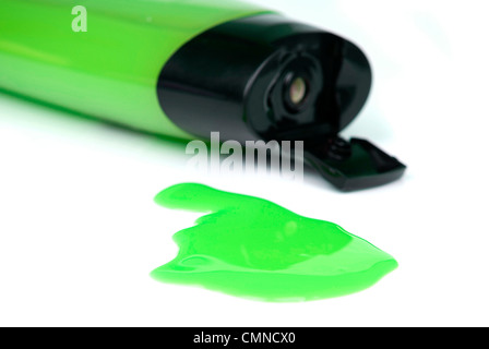 De couleur vert bouteille de gel douche et échantillon pressé isolated on white Banque D'Images