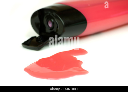 Couleur rouge bouteille de gel douche et échantillon pressé isolated on white Banque D'Images