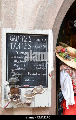 Restaurant avec les spécialités régionales, sur l'offre, écrit en français et allemand. Image prise dans la ville de Ribeauville Banque D'Images