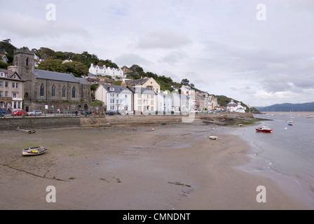 Aberdyfi plage à marée basse à la terrasse le long de la route de l'église St Pierre, Aberdovey, Snowdonia, le Nord du Pays de Galles, Royaume-Uni Banque D'Images