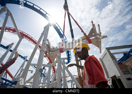 Un travailleur migrant d'Asie du Sud travaille sur le chantier de construction de Resorts World Sentosa de Singapour, le 25 juin 2009. Banque D'Images