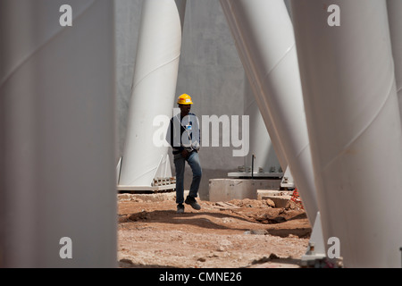 Un travailleur migrant d'Asie du Sud travaille sur le chantier de construction de Resorts World Sentosa de Singapour, le 25 juin 2009. Banque D'Images