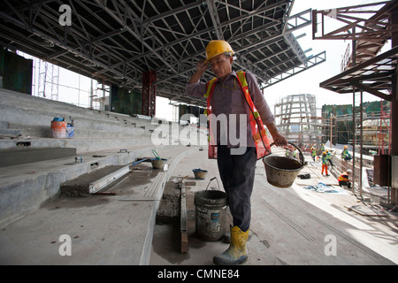 Un travailleur migrant de la Chine travaille sur le chantier de construction de Resorts World Sentosa de Singapour, le 25 juin 2009. Banque D'Images