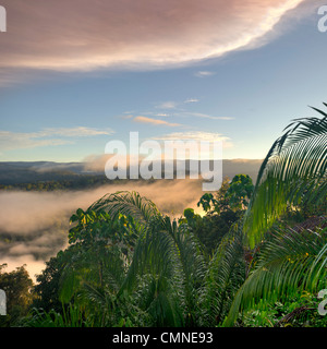 Une aube/lever du soleil sur dans le coeur de Maliau Basin, prises à partir du bord de la sud du plateau, près de l'Lobah Camp, Borneo Banque D'Images