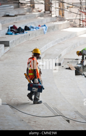 Un travailleur migrant d'Asie du Sud travaille sur le chantier de construction de Resorts World Sentosa de Singapour, le 25 juin 2009. Banque D'Images