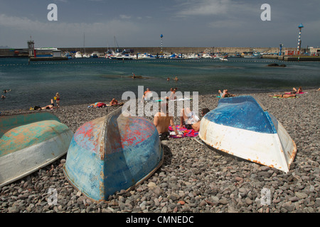 La plage de galets assez à Puerto de las Nieves, dans le nord ouest de Gran Canaria : un excellent endroit pour les fruits de mer ! Banque D'Images