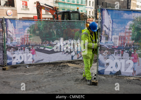 Entrepreneur Londres ouvriers près du site de construction des écrans, montrant un nouveau développement à Leicester Square pour 2012. Banque D'Images