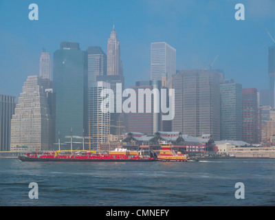 Remorqueur-chaland au South Street Seaport Banque D'Images