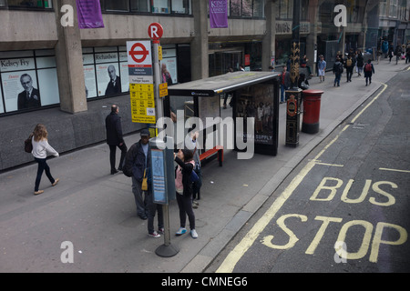 Vue aérienne des piétons et un arrêt de bus à l'extérieur de la ville de King's College sur le Strand. Banque D'Images