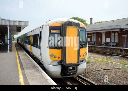 Chemin de fer de banlieue passagers train à la gare de Folkestone, Kent, UK Banque D'Images
