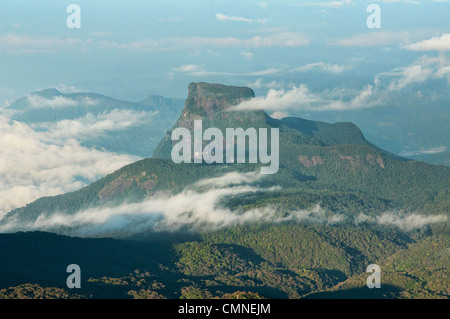 Vue du haut de la crête d'Adam (Sri Pada) au lever du soleil, dans la montagne de Sri Lanka Banque D'Images