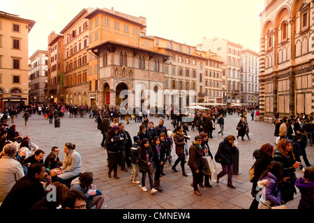 Des foules de touristes de l'après-midi à marcher derrière le Duomo, Florence, Italie Banque D'Images