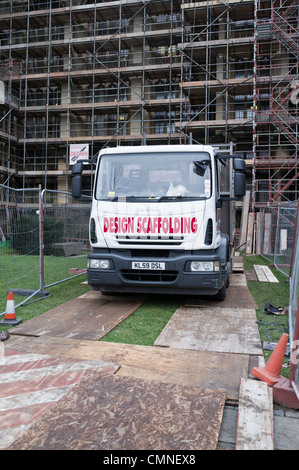 La construction d'échafaudages dh UK camion et la construction de pôles d'échafaudage Banque D'Images