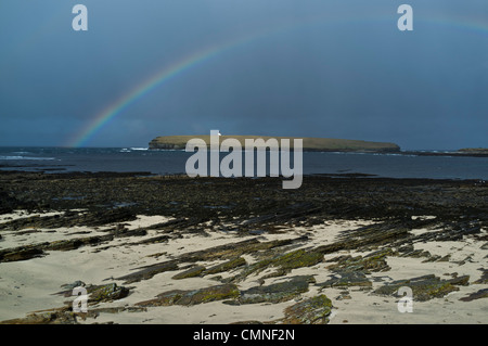 dh Brod of Birsay BIRSAY ORKNEY Scottish Rain Storm nuages et arc-en-ciel Birsay Coast phare royaume-uni mer ecosse été Banque D'Images