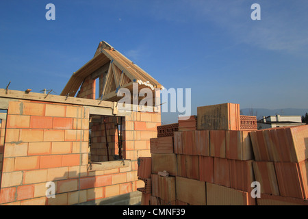 Petite maison d'habitation en construction par beau temps Banque D'Images